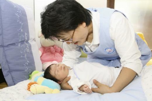 http://m.mt.co.kr/renew/view.html?no=2007031617402158189 탈북여성 "삼성생명 산모도우미 고마워요"
