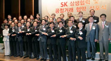 â SK ɹĮ ȸ(  °)  SK迭 CEO SK ¾ü ǥ, ȣ ŷ(  ټ°)  250 25  빮 ѻȸǼ ȸ忡 'SK   ŷ  ' ģ  ָ   ϸ鼭 ȭ ġ ִ.  ʺ  νƮƮ ǥ, Ź SKڷ ,  ѻ ȸ, ⹮ ߼ұ߾ȸ,  ,  ȸ, â SKɹĮ ȸ, ȣ ̿ ǥ, ö SK ȸ, ں  ǥ.<br />
 <br />
