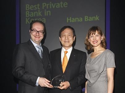     19(ѱð )  EUROMONEY Best Private Banking Awards  ϳ  () EUROMONEY  Clive Horwood () û ȸ Katie Derham(Ŀ,) Բ 2010 ѹα ֿ ̺ ŷ   Կ ϰ ִ.