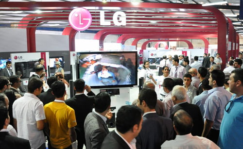 ̶ũ Ƹ ڶȸ LG ν   LG 3D TV üϰ ִ.