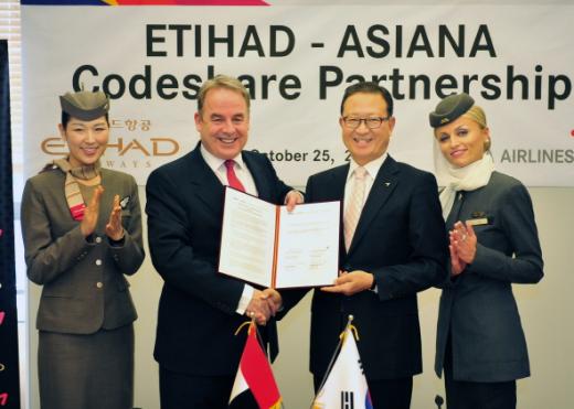 ƽþƳװ  12 10Ϻ ƶ̸Ʈ(UAE)  װ Ƽϵװ(Etihad Airways) õ~ƺδٺ 뼱   ǽѴ. 25  赿 ƽþƳװ 翡 ƽþƳװ  < ι°> Ƽϵװ CEO ӽ ȣ(James Hogan)< °>  õ~ƺδٺ 뼱 ׿  ν    װ ¹ Կ ϰ ִ.