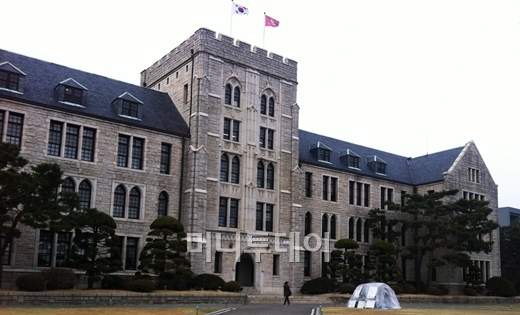 ↑ 시간강사 김영곤씨(63)는 고려대 본관 앞에서 24일째 텐트 농성에 돌입했다. ⓒ사진=성세희 기자