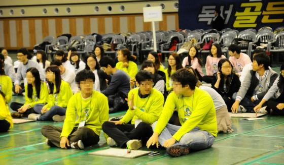 무식한 대한민국… "진지 빨지 말고 책 치워라"