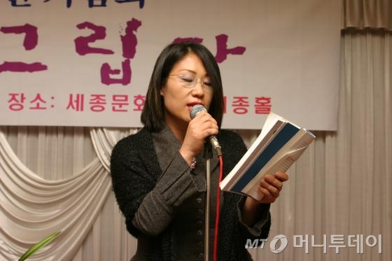 '디카시 전도사' 최광임 시인이 디카시(디지털카메라+시) 행사에서 시를 낭독하고 있다. /사진=머니투데이<br />
