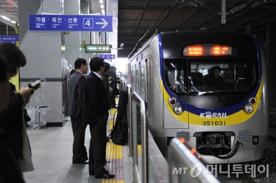 서울 시내 한 지하철 승강장에서 승객들이 열차를 기다리고 있다./사진=류승희 기자