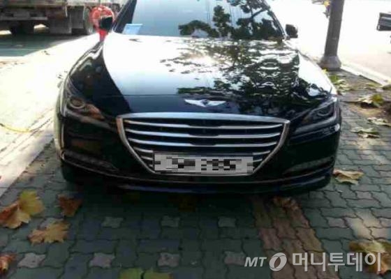보도 위에 불법주차 된 차량. /사진= 서울시