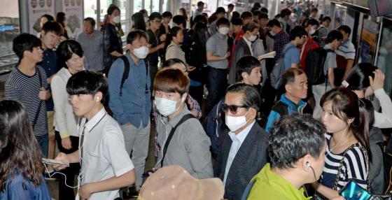 중동호흡기증후군(MERS·메르스)이 확산되고 있는 4일 오전 경기도 수원역에서 시민들이 예방을 위해 마스크를 쓴 채 출근길을 서두르고 있다/사진제공=뉴스1