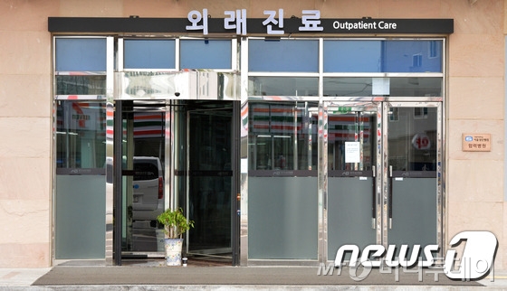 메르스 발생 진원지인 평택성모병원의 누락된 병원접촉자에 대한 전수조사방침을 밝힌 5일 오후 무기한 휴진을 선포한 병원에 긴장감이 흐르고 있다./뉴스1