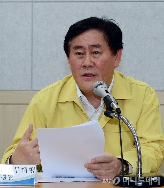 최경환 국무총리 직무대행이 11일 충남 천안시 동남구 보건소를 방문해 지역 병원 메르스 의료진 및 보건소 직원 등과 간담회를 갖고 있다. 2015.6.11/뉴스1 <저작권자 © 뉴스1코리아, 무단전재 및 재배포 금지>