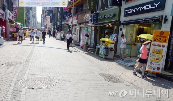 12일 오후 서울 명동거리의 화장품 매장들이 평소 대비 한산한 모습을 보이고 있다. 메르스로 한국을 찾는 중국인 관광객이 줄면서 명동과 동대문 등 주요상권에 위치한 화장품 가게의 매출이 큰폭으로 감소한 것으로 알려졌다. 다만 업체들은 유커들이 중국 현지 매장이나 인터넷을 통해 화장품을 구매하고 있어 전체 매출에 큰 영향은 없다고 설명했다. 2015.6.12/뉴스1 <저작권자 © 뉴스1코리아, 무단전재 및 재배포 금지>