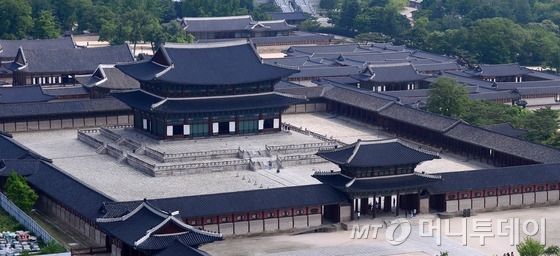 메르스 사태로 한국을 찾는 외국인 관광객이 급감하고 있다. 17일 관광객이 줄어든 서울 경복궁이 한산하다. 2015.6.17/뉴스1 <저작권자 © 뉴스1코리아, 무단전재 및 재배포 금지>