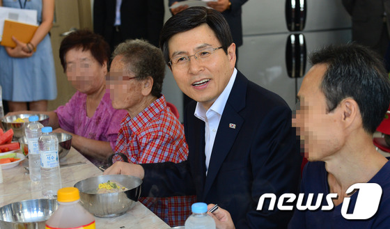 황교안 총리 "어르신들 건강하세요"