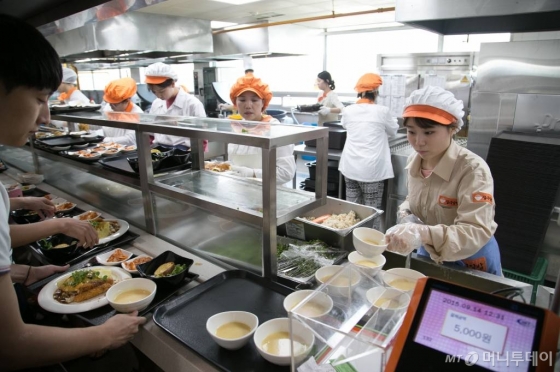 '리필' 밥으로 끼니 해결하는 친구 본 대학생 350명, 공강에 식당 가더니...
