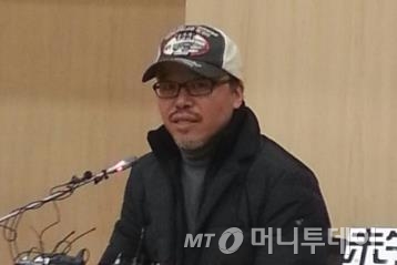 윤태호 작가가 2일 서울 광화문 세종문화회관에서 열린 '미생' 시즌 2 단행본 출판 기념 기자회견에 참석해 작품의 전반적 집필방향을 소개했다. /사진=김지훈 기자 lhshy@mt.co.kr