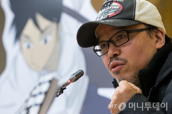 윤태호 작가가 2일 서울 광화문 세종문화회관에서 열린 '미생' 시즌 2 단행본 출판 기념 기자회견에 참석해 작품의 전반적 집필방향을 소개했다. /사진제공=위즈덤하우스