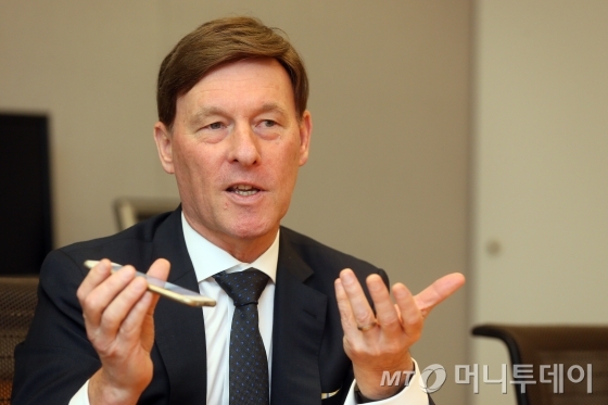 존 워커(John Walker) 한국 맥쿼리금융 회장이 스마트폰으로 자신의 곡을 들려주고 있다. /사진=임성균 기자
