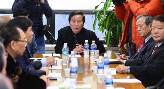 개성공단 조업 중단 닷새째인 15일 오전 서울 여의도 중소기업중앙회 내 개성공단기업협회에서 열린 제1차 비대위원회 회의에서 정기섭 개성공단기업협회장이 모두발언을 하고 있다. / 사진제공=뉴스1