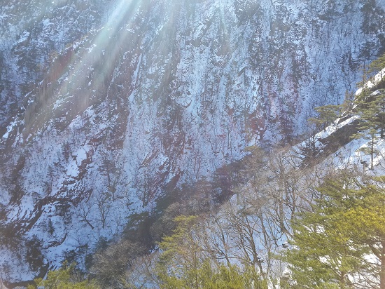 지상에서 천국처럼, ‘산위의 마을’의 반소비 오프 운동
