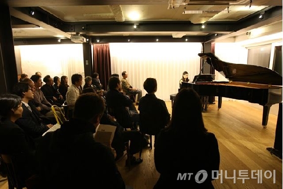 '더하우스콘서트'는 지난해 11월부터 서울 성수동 골목의 '카페 성수'에서 매달 2회 클래식 공연을 개최하고 있다. /사진제공=더하우스콘서트