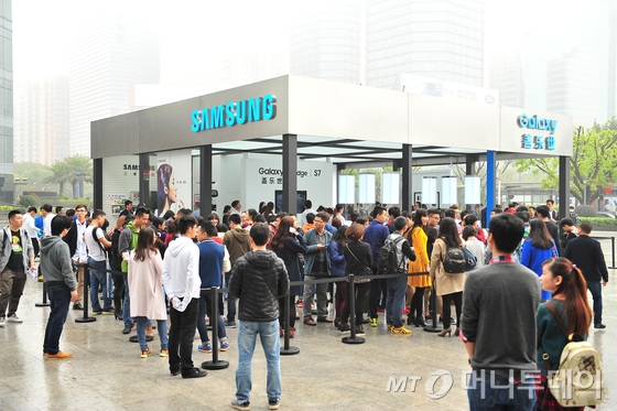 삼성전자는 지난 18일(현지시간) 중국, 인도, 케냐, 멕시코 등 50여 개 국가에서 '갤럭시 S7 엣지'와 '갤럭시 S7'을 2차 출시했다. 중국 광저우의 광저우역에 위치한 삼성전자 스토어에서 '갤럭시 S7'을 체험하기 위해 소비자들이 줄지어 서 있다. (삼성전자 제공) 2016.3.21/뉴스1 <저작권자 © 뉴스1코리아, 무단전재 및 재배포 금지>