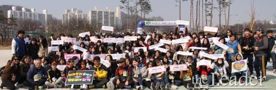 ▶ 인천시교육감 이청연과 학생참가자들 단체사진