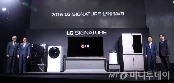 권봉석 LG전자 HE사업본부장, 조성진 LG전자 H&A 사업본부장, 안승권 LG전자 최고기술책임자,  최상규 LG전자 한국영업본부장(왼쪽부터)이 28일 오전 서울 양재대로 LG전자 서초R&D캠퍼스에서 열린 'LG 시그니처 브랜드 론칭 및 신제품 발표회'에서 시그니처 제품을 소개하고 있다. <br>시그니처 제품의 가격은 65형 올레드 TV 1100만원, 냉장고 850만원, 세탁기(모델명: FH21BBS/F12WHS) 320/390만원, 가습공기청정기 149만원이다.