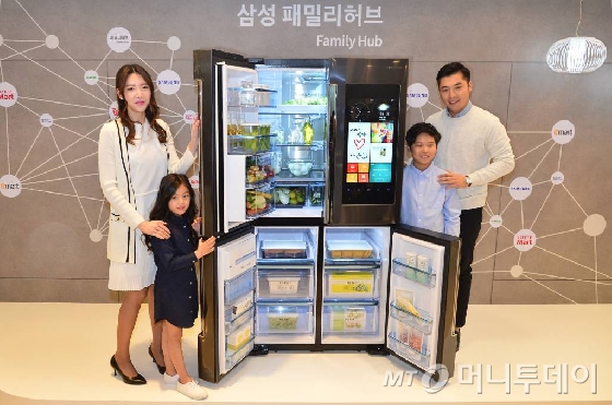 【서울=뉴시스】김동민 기자 = 30일 오전 서울 서초구 삼성전자 서초사옥에서 열린 삼성 패밀리 허브 냉장고 출시 미디어데이에서 모델들이 제품을 선보이고 있다.    삼성전자는 식재료 보관부터 관리·조리·구매까지 도와주는 푸드 매니지먼트 기능과 21.5인치 풀 HD 터치스크린·카메라 탑재 등 국내 소비자 맞춤형 콘텐츠가 포함됐다고 밝혔다. 2016.03.30.  life@newsis.com
