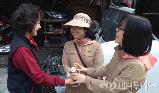 기자(오른쪽)가 야쿠르트 아줌마 옷을 입고 직접 배달해보고 있다. /사진=신지수 기자