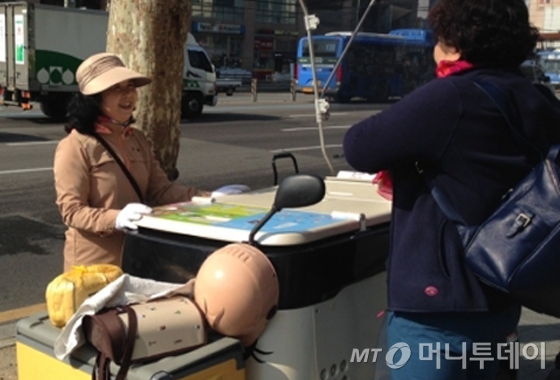 이영순씨가 강길자씨에게 KB국민은행이 회의중이니 잠시 뒤에 들어가라고 말하고 있다. /사진=신지수 기자