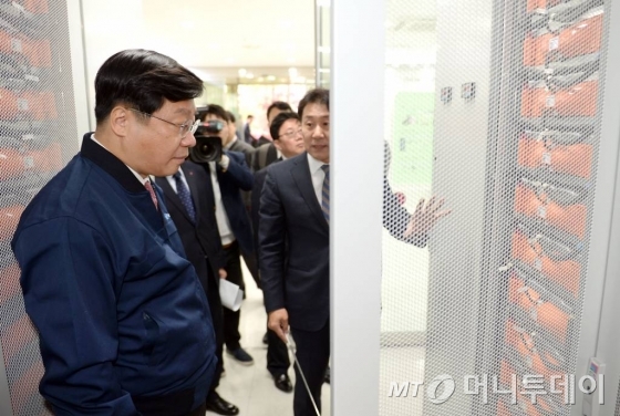 주형환 산업통상자원부 장관이 취임 100일을 맞은 21일 충북 청주시 오창과학산업단지에 위치한 LG화학 에저지저장장치(ESS)공장을 시설을 둘러보고 있다./사진=뉴시스 제공<br />
<br />
<br />