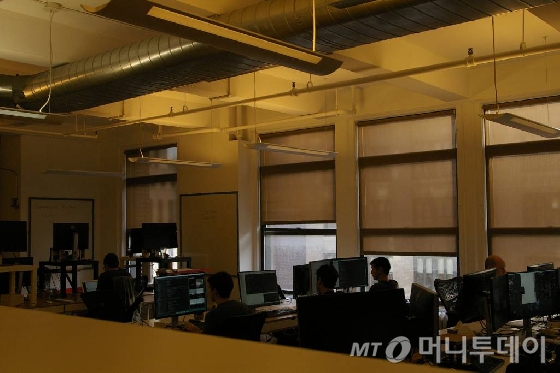 미국 뉴욕 맨해튼에 위치한 클라리파이. 세계 각 국에서 온 직원들이 일하고 있다.