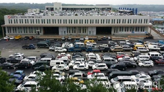 인선모터스 앞에 폐자동차들이 즐비해 있다