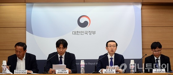 이명구 관세청 통관지원국장이 29일 정부세종청사 기획재정부 브리핑실에서 '관광산업 활성화 및 투자·고용 촉진을 위해 서울·부산·강원지역에 시내면세점 추가 설치' 브리핑을 하고 있다. 관세청은 브리핑에서 한류 확산 등에 따른 외국인 관광객 특수를 대비하기 위해 서울에 4개의 신규면세점을 추가 설치하고 크루즈 해양관광 및 동계스포츠 관광 지원을 위해 부산·강원 지역에 시내면세점을 추가 설치할 것이라고 밝혔다. 왼쪽부터 윤영수 문화체육관광부 국제관광기획과장, 이호근 기획재정부 관세제도과장, 이명구 국장, 김종호 관세청 통관지원국장. 2016.4.29/뉴스1 <저작권자 © 뉴스1코리아, 무단전재 및 재배포 금지>