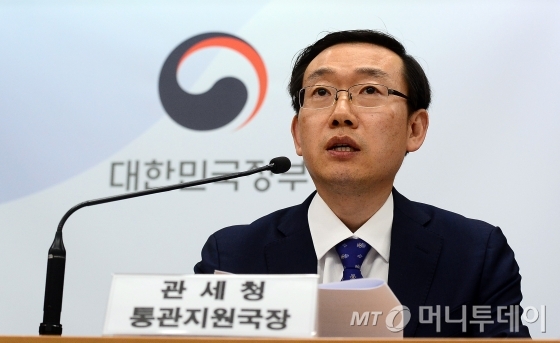 이명구 관세청 통관지원국장이 29일 정부세종청사에서 서울 시내면세점을 추가 설치하는 내용에 대해 브리핑하고 있다 /사진=뉴스1