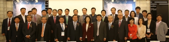 3일 오전 서울 역삼동 마루180에서 열린 'K-ICT 투어 포럼 창립총회'에 참석한 주요 인사들. 앞줄 왼쪽 네 번째부터 이봉규 초대 포럼 회장(연세대 정보대학원장)과 최재유 미래창조과학부 차관, 강옥희 한국관광공사 관광산업본부장. /사진제공=K-ICT 투어 포럼.