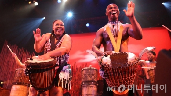 아프리카의 생생한 타악리듬을 직접 체험할 수 있는 '드럼스트럭' 공연. 다음 달 1일 마포아트센터 무대에 오른다. /사진제공=마포아트센터