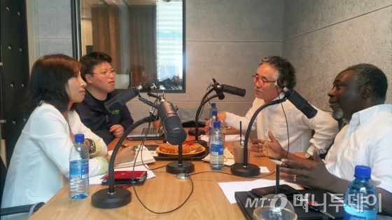 팟캐스트 '올 어바웃 아프리카' 녹음 모습. (왼쪽 아래부터 시계방향으로) 이형은 르프로제 대표, 라이언 킴, 이호준 여행작가, 욤비 토나 광주대학교 교수/ 사진=박다해 기자