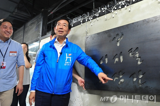 박원순 서울시장이 31일 오후 서울 용산전자상가에서 열린 '디지털대장간' 개소식에서 간판을 살펴보고 있다.(서울시 제공) 2016.5.31/뉴스1 <저작권자 &copy; 뉴스1코리아, 무단전재 및 재배포 금지>