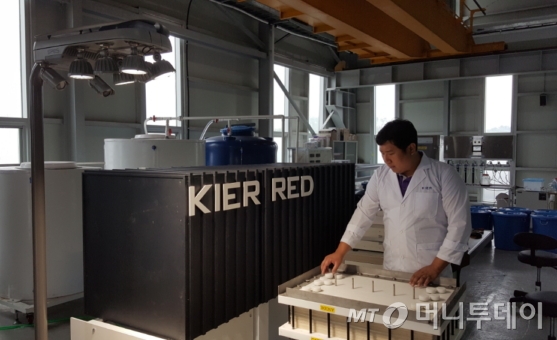 연구원이 염분차발전시스템을 가동하고 있는 모습./사진제공=한국에너지기술연구원 제주글로벌연구센터.