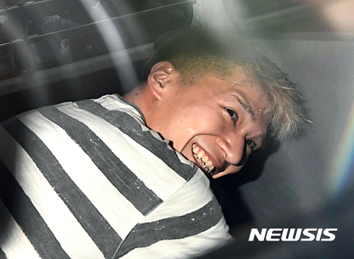 일본 사상 유래가 없은 대량 살인사건인 가나가와(神奈川)현 장애인 시설 흉기난동 사건 용의자 우에마쓰 사토시(植松聖·26·무직)가 27일 취재진들 앞에서 미소를 보였다. /사진=뉴시스