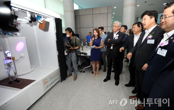  권성동 국회의원과 최재유 미래창조과학부 차관, 배진환 강원도 행정부지사, 김동일 강원도의장 등이 27일 강원도 강릉시 녹색도시체험센터에서 개막한 ‘글로벌 이노베이터 페스타(GIF) 2016 강원’ 행사장에서 춤추는 마리오넷 로봇을 감상하고 있다.  GIF 2016 강원은 드론과 사물인터넷(IoT) 분야 우수인재 발굴, 스타트업 창출과 육성을 위한 아이디어 경진과 2018 평창동계올림픽의 성공적인 개최를 위해 열렸다.  행사는 29일까지 무박 2일간 진행된다. 2016.7.27/뉴스1  <저작권자 © 뉴스1코리아, 무단전재 및 재배포 금지 >