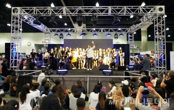 미국 로스앤젤레스 컨벤션센터에 마련된 '케이콘 2016 LA' 체험현장에서 현지 젊은이들이 인기 아이돌 그룹의 노래와 춤을 따라하는 경연을 펼치고 있다. /사진제공=CJ그룹