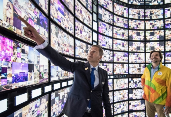 브라질 리우데자네이루 올림픽공원에 위치한 갤럭시 스튜디오 개관식에 참석한 IOC 마케팅 디렉터 티모 루메가  체험 공간인 '소셜 갤럭시'를 체험하고 있다./사진제공=삼성전자