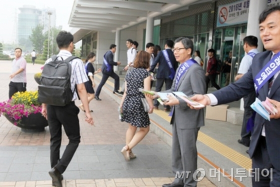 이성희 대표이사(오른쪽 두 번째)가 7일 오전 검암역 이용객을 대상으로 생활안전사고 저감을 위한 캠페인을 펼치고 있다./사진제공=공항철도