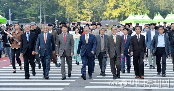  박원순 서울시장이 12일 오전 서울 환구단 앞 횡단보도에서 '서울 365 환구단 횡단보도 패션쇼'에 참가하고 있다.이번 서울광장~환구단 횡단보도 설치로 그 동안 시청삼거리 횡단보도로 약 300m 우회해야 하는 불편함이 해소됨에 따라, 시민들이 서울광장과 환구단을 보다 편리하게 이용할 수 있게 됐다. 2016.10.12/뉴스1  &lt;저작권자 &amp;copy; 뉴스1코리아, 무단전재 및 재배포 금지&gt;