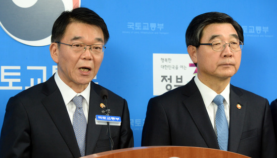 15일 정부세종청사에서 강호인 국토교통부 장관이 철도파업 장기화에 따른 관계부처 담화문을 발표하고 있다. /사진=뉴스1