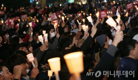 '최순실 게이트' 진상규명과 박근혜 대통령 퇴진 촉구 3차 촛불집회'가 열린 12일 오후 광화문 일대에 모인 참가자들이 박 대통령 퇴진을 촉구하는 피켓과 촛불을 들고 집회에 참가하고 있다./사진=김휘선 인턴기자hwijpg@