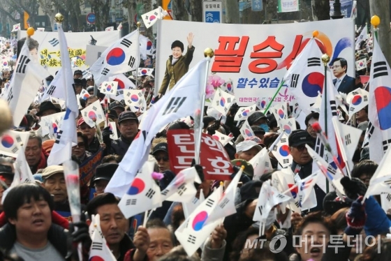 '박사모' 등 보수단체 회원들이 지난 17일 오전 서울 종로구 안국역 인근에서 박근혜 대통령 탄핵 반대 집회를 벌이고 있다. /사진=이기범 기자