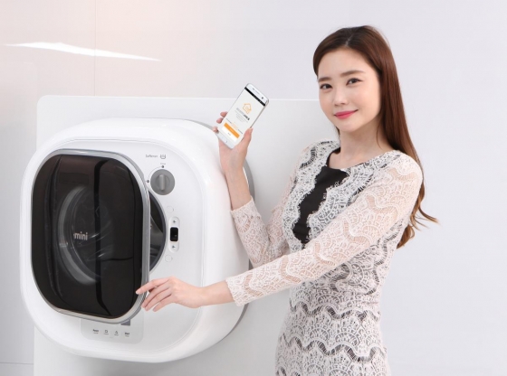 동부대우전자 모델이 사물인터넷(IoT) 적용 신제품 벽걸이 드럼세탁기 '미니'를 소개하고 있다./사진제공=동부대우전자