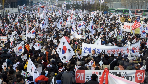 '대통령 탄핵 기각을 위한 국민총궐기 운동본부'(탄기국)는 7일 오후 서울 강남 삼성역 앞에서 박근혜 대통령 탄핵 반대 집회를 열었다. /사진=뉴스1